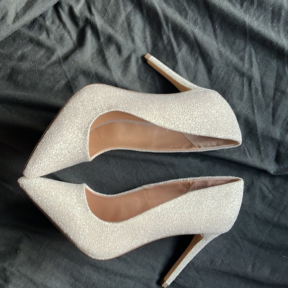 Sparkly sliver Call it spring heels pump 7 1/2 - Picture 3 of 6